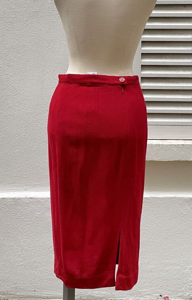 null KARL LAGERFELD Made in France

Lot comprenant :

- Un tailleur pantalon et jupe...