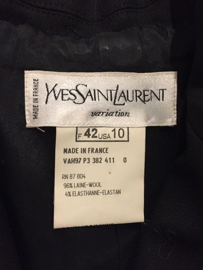 null YVES SAINT LAURENT Variation

Lot comprenant :

- Un tailleur jupe en laine...