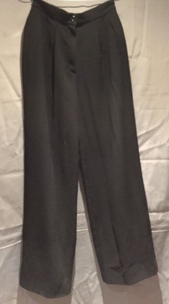 null KARL LAGERFELD Made in France

Lot comprenant deux tailleurs pantalons :

-...