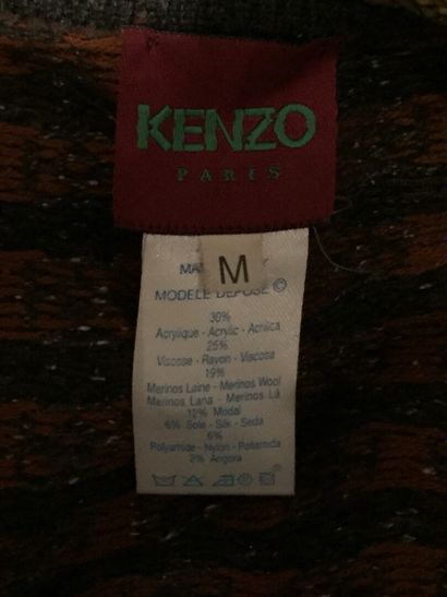 null KENZO

Lot comprenant un cardigan à encolure en V sur simple boutonnage à cinq...