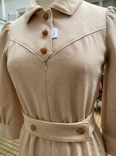 null COURRÈGES Paris Couture Futur, circa 1968

Robe en jersey de laine beige façonné...
