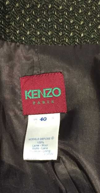 null KENZO, KENZO Jungle

Lot comprenant :

- Une veste mi-longue en laine tissée...