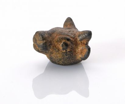 null Poids en forme de tête de bovidé

Bronze.

Syro-Mésopotamie, fin du IIe millénaire...