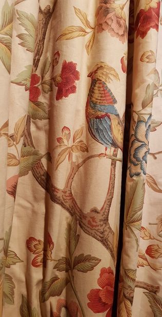 null Deux rideaux en cotonnade doublés à décor d'oiseaux branchés. Env. 280 x 200...