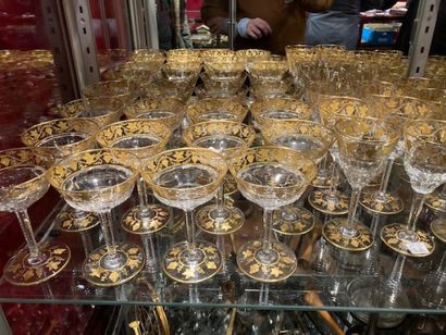 null Important service en verre à décor doré de vigne comprenant verres à eau, verres...