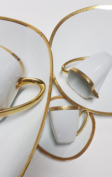 null Partie de service en porcelaine de Limoges Raynaud modèle blanc à filets or