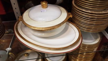 null Important service de table en porcelaine de Limoges comprenant, assiettes, service...