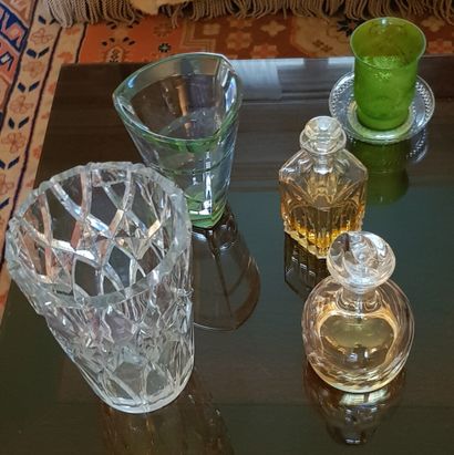 null Lot de verrerie comprenant verres, carafes, carafons en cristal dont Baccarat,...