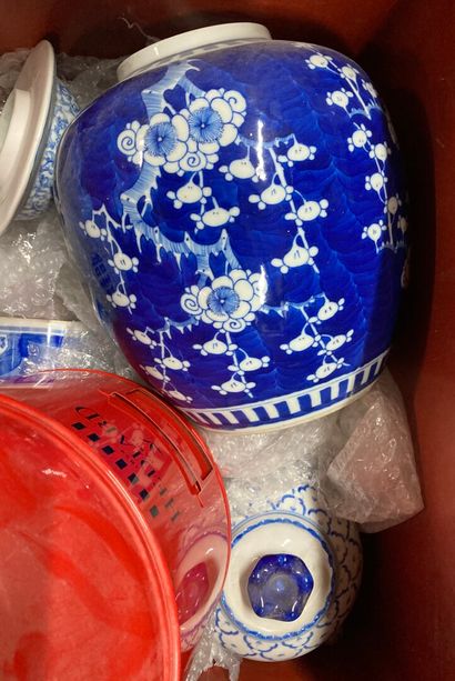 null CHINE

Lot de porcelaine à décor bleu et blanc comprenant vase couvert, et vases...
