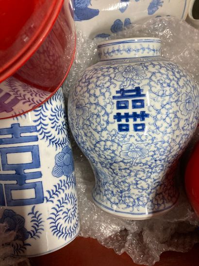 null CHINE

Lot de porcelaine à décor bleu et blanc comprenant vase couvert, et vases...