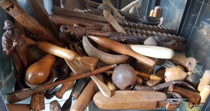 null Ensemble d'objets en bois sculpté dont encrier, spatules, boite, cuillère, personnage....