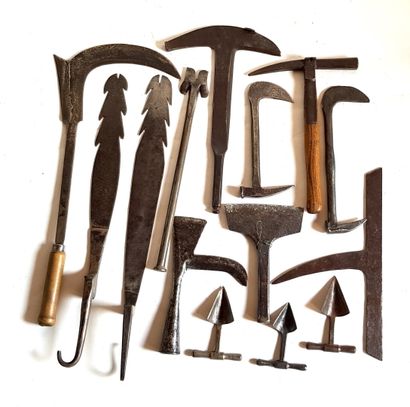 null Lot d'outils de couvreur comprenant marteaux, enclumette, tire-clous, taille-ardoise...
