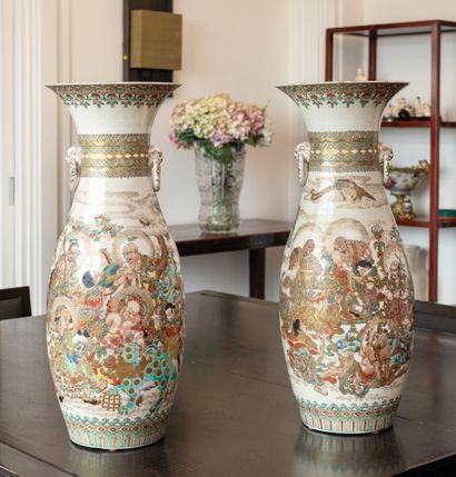 null JAPON vers 1900 

Paire de hauts vases en porcelaine décor émaillé polychrome...