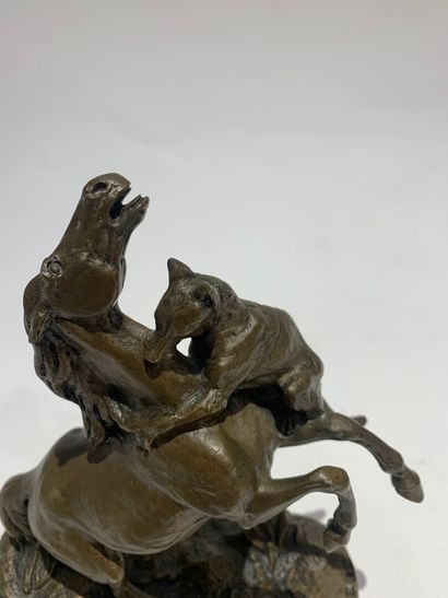 null P.J. MENE (1810-1879) (d'après)

Renard attaquant un cheval

Bronze patine médaille...