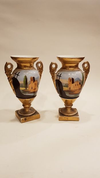 null PARIS

Paire de vases Médicis en porcelaine à décor or et polychrome de scènes...