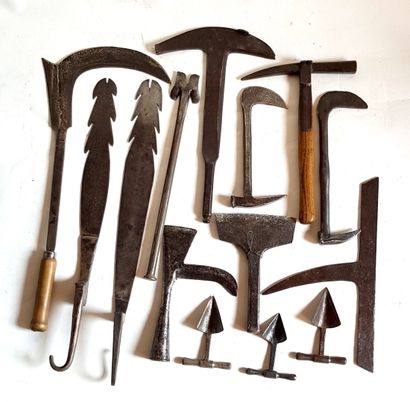 null Lot d'outils de couvreur comprenant marteaux, enclumette, tire-clous, taille-ardoise...