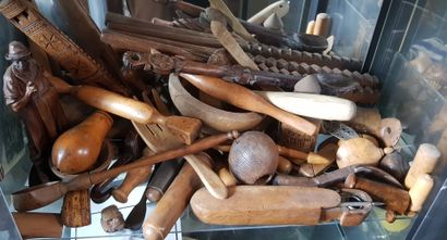 null Ensemble d'objets en bois sculpté dont encrier, spatules, boite, cuillère, personnage....