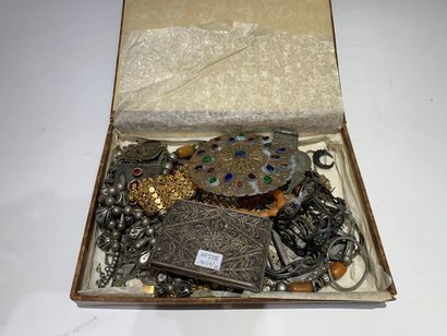 null Lot de bijoux ethniques (Iran, Yemen...) dans un coffret ainsi qu'une boîte...
