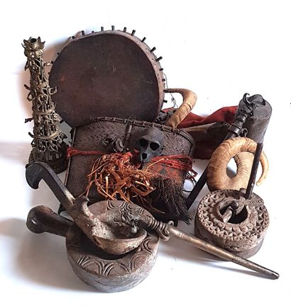 null Lot d'objets ethnologiques (tambour, cuillères, meule à grains, bâtons en bronze,...