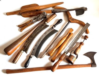 null Ensemble d'outils en bois et fer dont aiguiseur, hache, herminette,