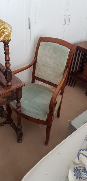 null Lot de mobilier rustique comprenant fauteuil à bras de style Louis XIII, table...