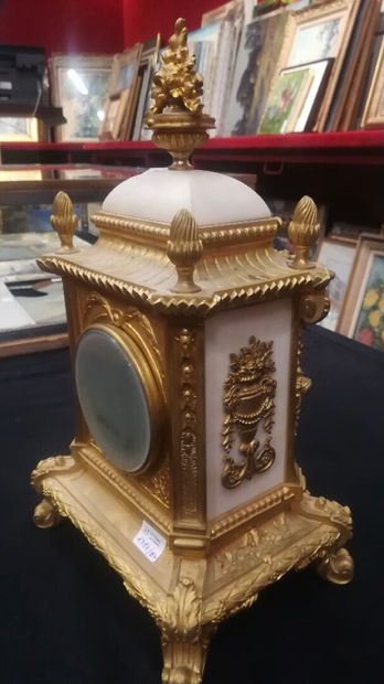 null Pendule borne en marbre et bronze doré de style Louis XVI