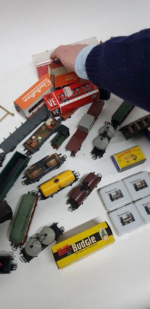 null Ensemble de trains Voie Etroite (VE) Wagons, Voitures miniatures dont JOUEF,...