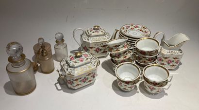 null Service à thé trois pièces en porcelaine blanche décor or et polychrome de tasses...