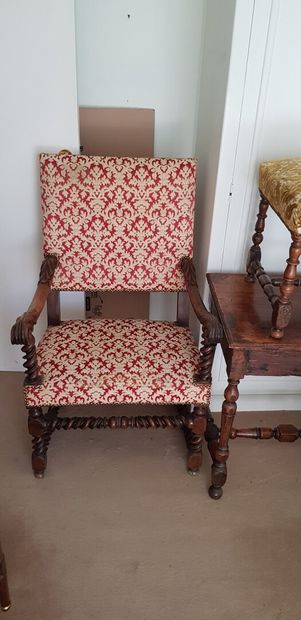 null Lot de mobilier rustique comprenant fauteuil à bras de style Louis XIII, table...