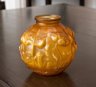 null Pierre de CAGNY 

Vase boule en verre moulé et teinté à décor de fleurs de pavots,...