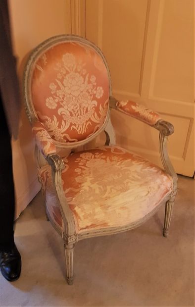 null Deux fauteuils de style Louis XVI, porte estampille « ONSAINT », garniture en...