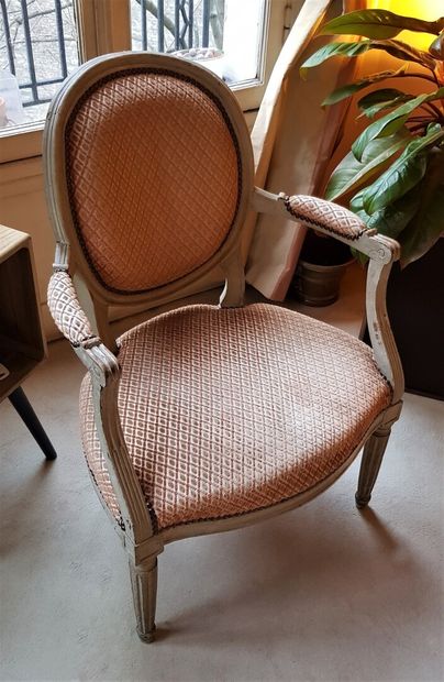 null Quatre fauteuils de style Louis XVI, garniture de velours rose

Ancien travail...