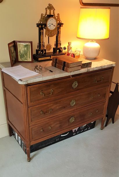 null Commode de style Louis XVI ouvrant par trois tiroirs en façade, dessus de marbre...