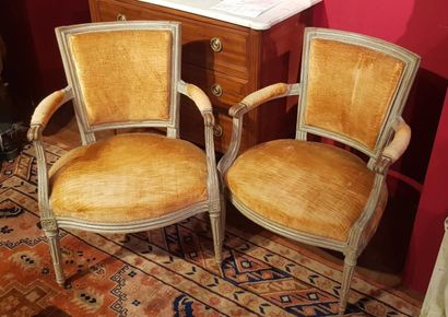 null Paire de fauteuils cabriolets de style Louis XVI en bois mouluré et sculpté...