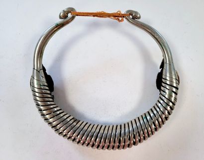 null Important collier torque en métal, Asie Centrale, Afghanistan, XXe siècle

En...