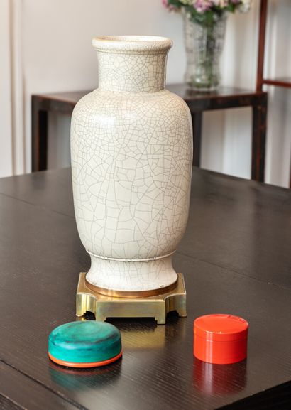 null CHINE XXème

Vase craquelé à couverte céladon grise, base carré en bronze doré

Haut:...