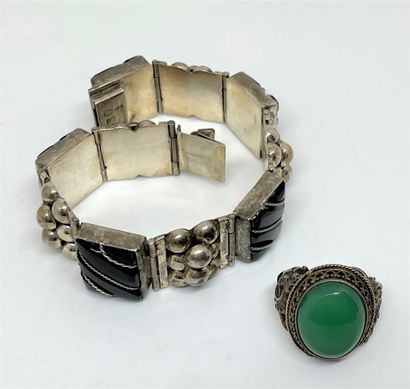 null Lot de bijoux en argent comprenant 

Un bracelet en argent 930‰ articulé serti...