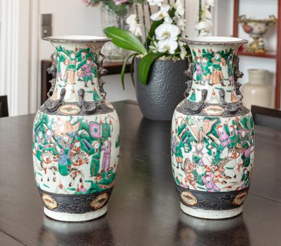 null CHINE Nankin

Paire de vases en porcelaine à décor émaillé de scènes de guerriers

Haut:...
