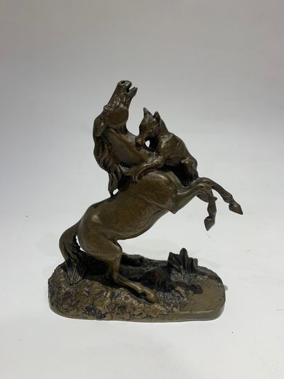 null P.J. MENE (1810-1879) (d'après)

Renard attaquant un cheval

Bronze patine médaille...