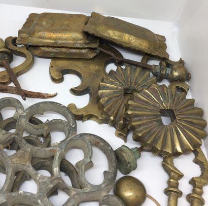 null Lot de bronzes comprenant :

Lot de marteaux et poignées de portes en bronze...