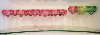null Suite de quinze verres à pied à vin en cristal taillé, feuillages et formes...