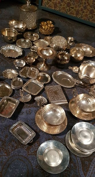 null Lot de métal argenté européen comprenant tasses et sous-tasses, service à oeuf,...