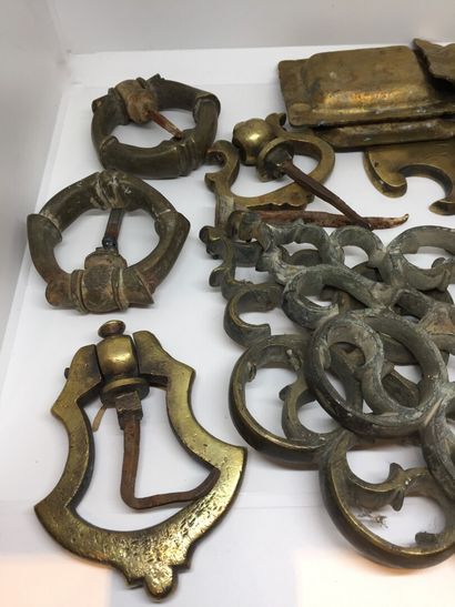 null Lot de bronzes comprenant :

Lot de marteaux et poignées de portes en bronze...