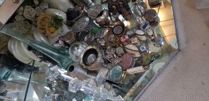 null Lot de métal argenté, verrerie, cristaux divers, coquillages, loupes, vases
