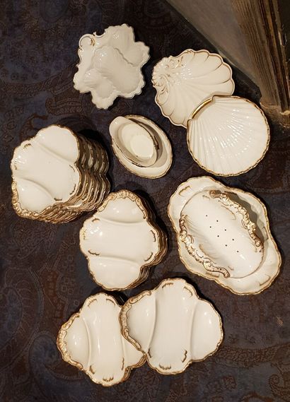 null Service à asperges en porcelaine à fond blanc à décor de peigné or comprenant :...