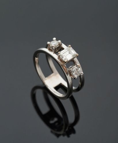 null Bague en or gris 18K 750‰, parée de deux anneaux ornés d'un diamant de taille...