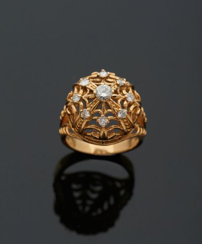 null Bague dôme en or jaune 18K 750‰, de forme ronde, ajourée, stylisant une couronne,...