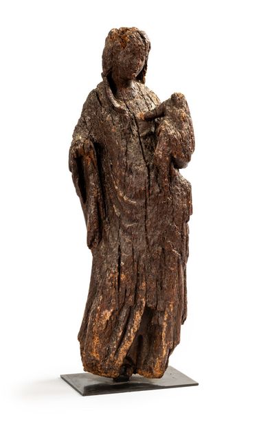 null Vierge à l'Enfant en bois sculpté en ronde-bosse. Debout, la Vierge porte sur...