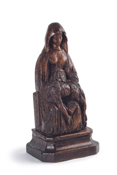 null Vierge de Pitié en bois sculpté, dos plat. Assise, la Vierge porte sur ses genoux...