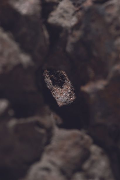 null Grande météorite « Sidérite » présentée sur socle. Présence d'un trou naturel...